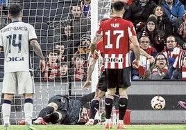 Agirrezabala pierde el balón y Budimir anota el tercer gol de Osasuna.