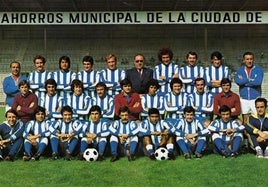 La plantilla del Deportivo Alavés de la temporada 1976-1977 posa en Mendizorroza.