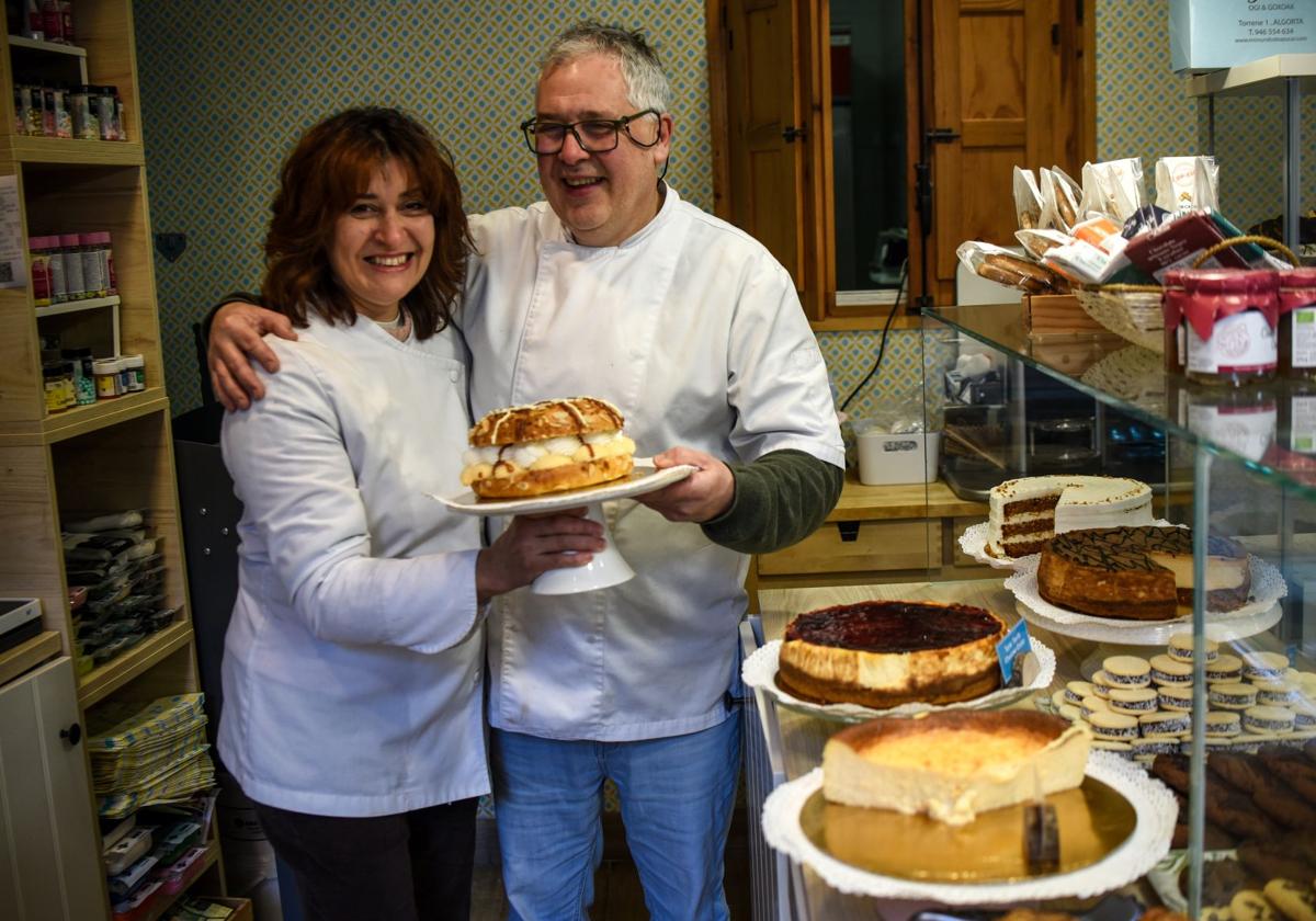 Viviana vuelve a sacar a la venta el «mejor roscón de Bizkaia» en su pastelería de Algorta