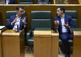 El lehendakari Imanol Pradales, con el vicelehendakari Mikel Torres en el Parlamento.