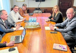 Imagen del encuentro de ayer entre responsables forales y municipales para hablar de la Variante.