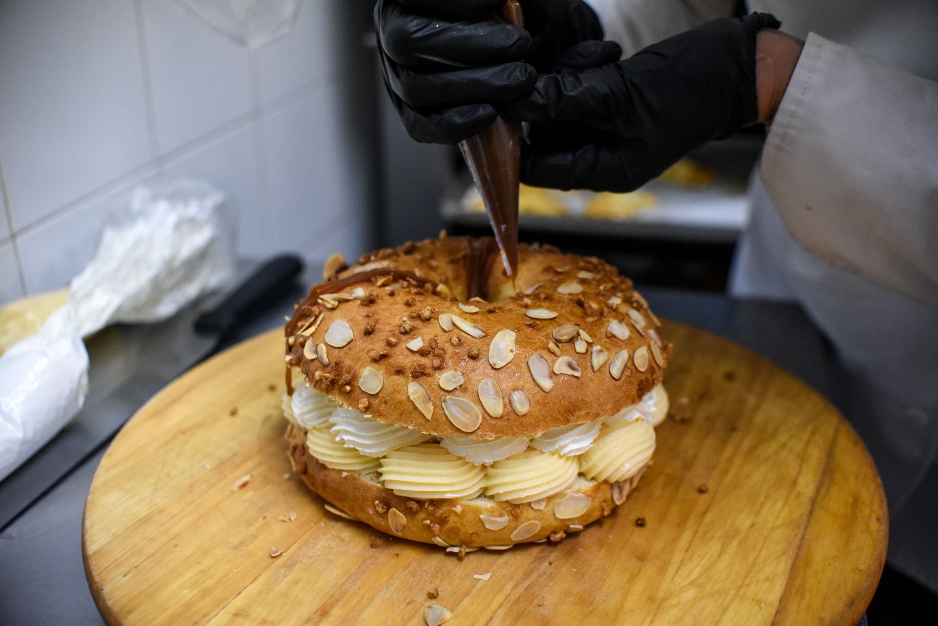 Viviana vuelve a sacar a la venta el «mejor roscón de Bizkaia» en su pastelería de Algorta