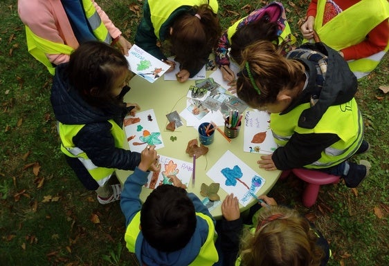 Varios alumnos participan en uno de los talleres del Aula Ambiental de Getxo.