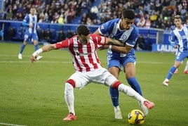 Mouriño pugna con Berenguer durante el Alavés-Athletic.