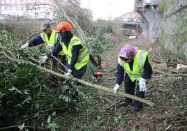 Un programa de empleo anterior para limpiar el río en Llodio.