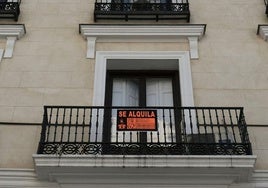 Cartel de alquiler en el balcón de una vivienda.