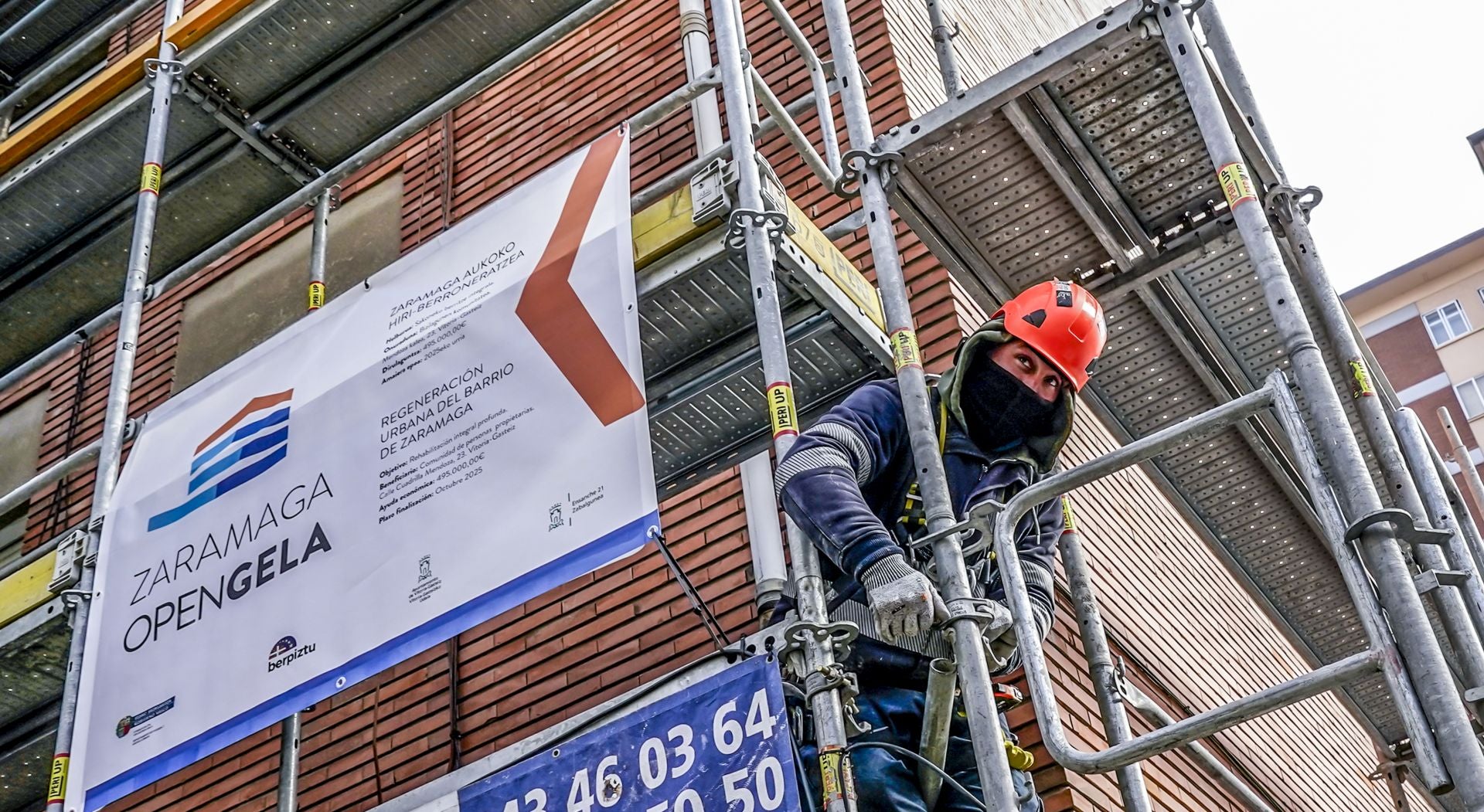 Un trabajador, en las obras de uno de los portales de Zaramaga