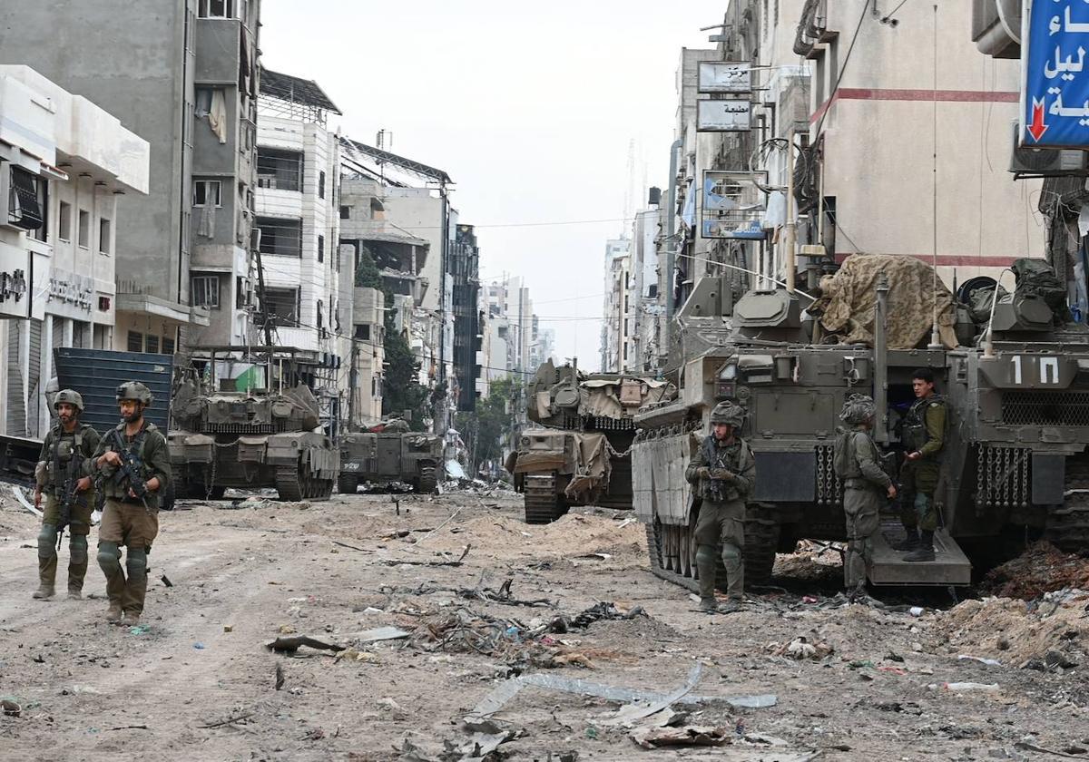 El ejército toma una calle bombardeada en el norte de Gaza.