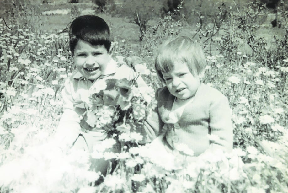 Un Gregorio Ordóñez niño posa junto a su hermana Consuelo, en una de las muchas fotografías tomadas por el padre de ambos.