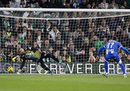 Kike García marca de penalti el 0-1 del Alavés al Betis.