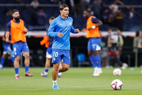 Luka Romero calienta antes de un partido del Alavés.