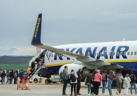 Pasajeros de Ryanair en Foronda durante el embarque de un vuelo a Alicante.