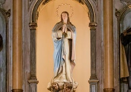 La Inmaculada Concepción, en el centro, junto a las tallas de San Francisco y Santa Teresa, del mismo autor.