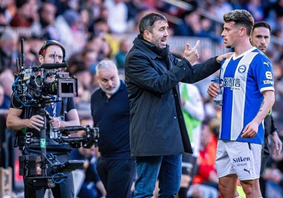 El Chacho Coudet da instrucciones a Antonio Blanco.