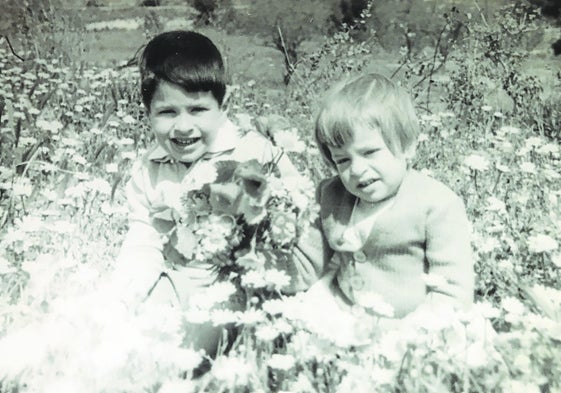 Un Gregorio Ordóñez niño posa junto a su hermana Consuelo, en una de las muchas fotografías tomadas por el padre de ambos.