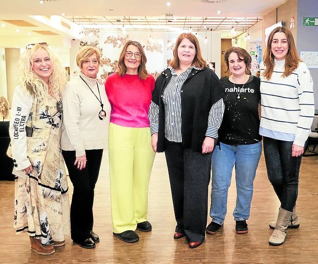 Olga Zulueta, Itziar Urtasun, Viki Fernández, Gabriela Santamaría, Irati de la Torre y Amaya Blanco.