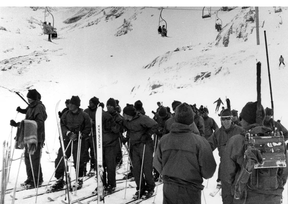 Imagen secundaria 1 - Parte del grupo accidentado, con los fallecidos Joxetxo Gortari (51), Patxi Vidaurreta (30), Iñaki Díez (69) y, al lado de este, Eduardo Emanuel y Mónica Muiños. Personal desplazado para el rescate y, señalado con una flecha, el lugar donde tuvo lugar el alud. 