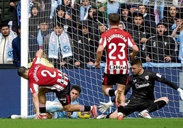 Unai Simón se lanza a por el balón tras una acción en la que Gorosabel frena al delantero del Celta.