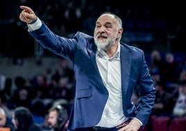 Pablo Laso da indicaciones durante el partido.