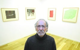 Jose Ibarrola posa en la exposición abierta en la galería Lumbreras de Bilbao.