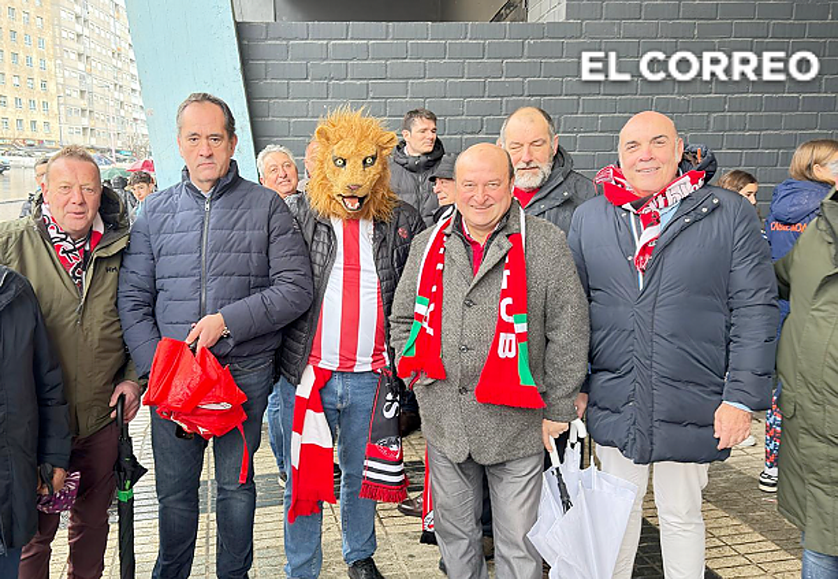 El presidente del PNV, Andoni Ortuzar, junto a varios aficionados en Vigo antes del partido contra el Celta.