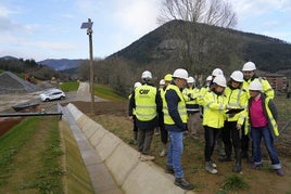 El nuevo tunel tiene una longitud de 335 metros y permitirá conectar con la vecino municipio de Etxebarria.