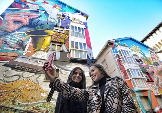 Los murales de la capital alavesa centrarán parte de los recorridos.