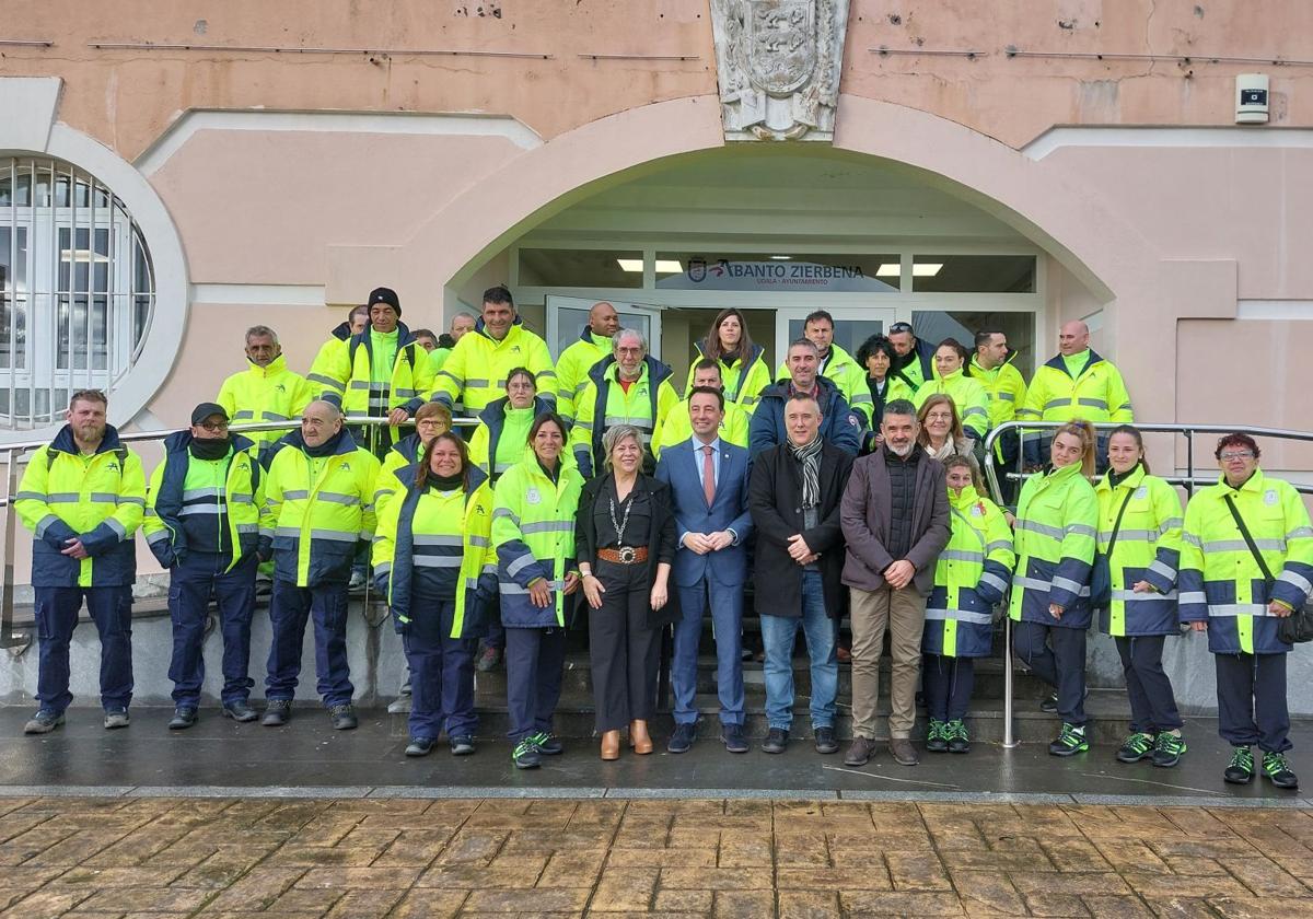 El vicelehendakari y consejero de Economía, Trabajo y Empleo, Mikel Torres, junto al alcalde de Abanto, Iñaki Urrutia, representantes del Ayuntamiento y las personas contratadas por el programa de empleo.