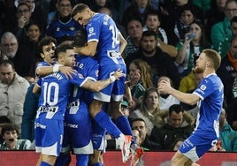 Los jugadores del Alavés celebran uno de los goles de Kike García.