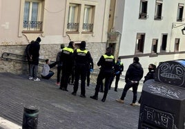 Agentes locales, la mañana del domingo con los sospechosos del robo.