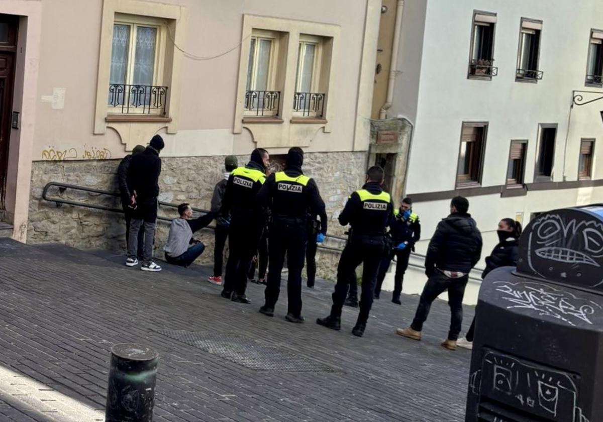 Agentes locales, la mañana del domingo con los sospechosos del robo.