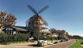 El Ayuntamiento de Getxo está reparando la estructura exterior del molino de Aixerrota antes de la apertura del restaurante.