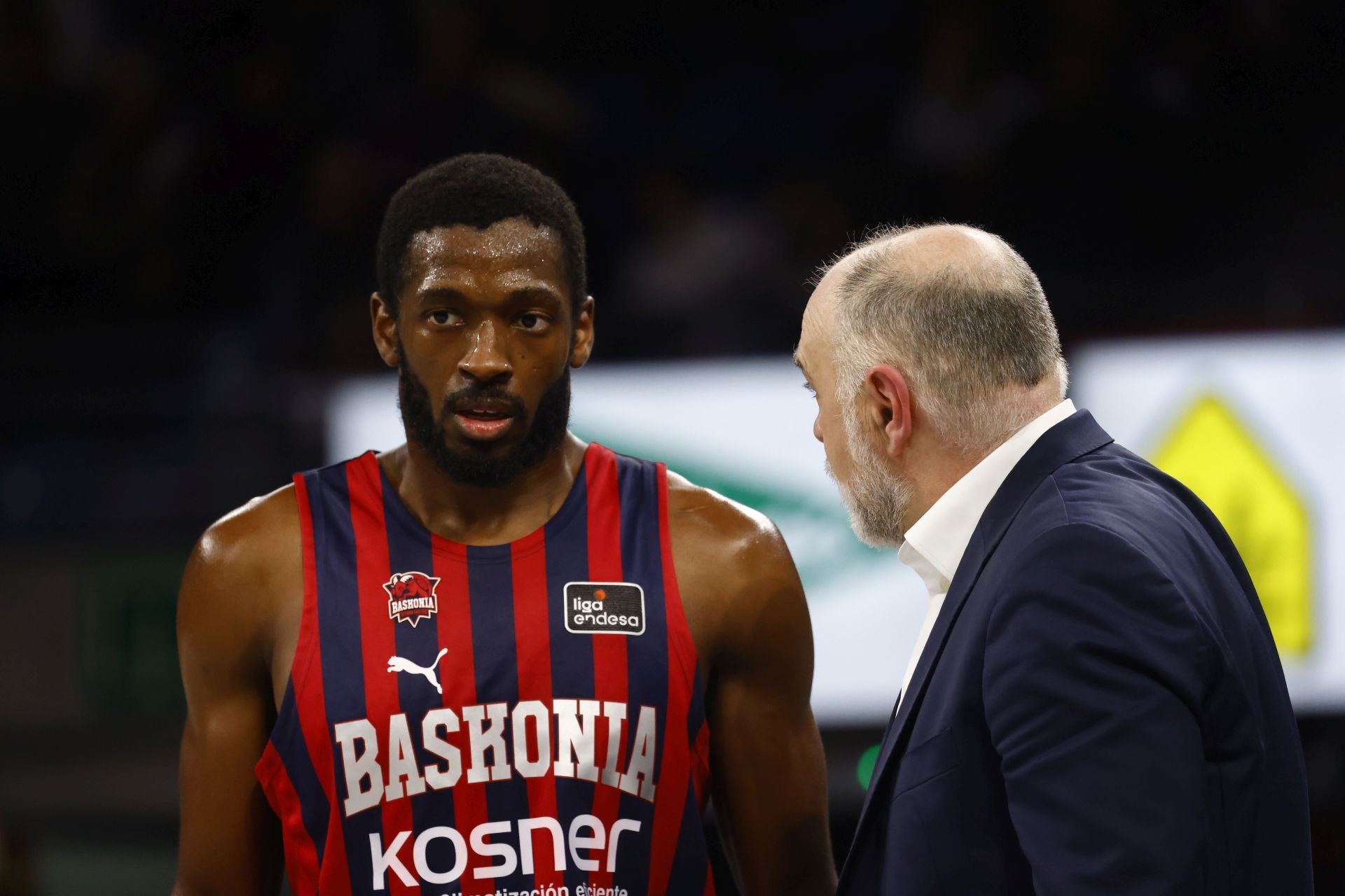 Baldwin recibe instrucciones de Laso durante un partido reciente del Baskonia en la ACB.