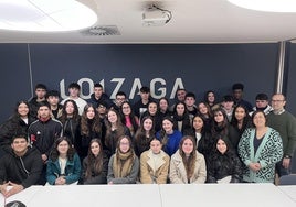 Los alumnos junto con su profesores (a la derecha) y Diego Romero (arriba) durante su visita a Loizaga.