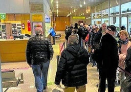 Antiguos mutualistas en las oficinas de la Hacienda foral alavesa, en Vitoria.