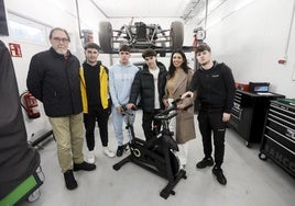 Agustín Cuadrado, Marisol Mata y cuatro de los alumnos posan con la bici que están desarrollando.