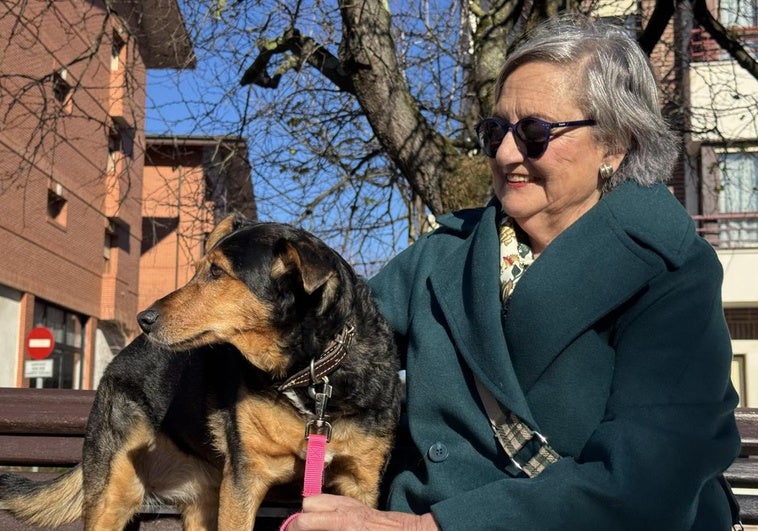 Isabel Ibarronda y su perra Lua en un banco de una plaza de Algorta.