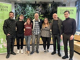 De izquierda a derecha: Jony (Kaotiko), Jonkass (Akerbeltz), Susana del Amo (La Cuadri del Hospi), Agus Barandiaran (Korrontzi), Olatz Baraizarra (Gauero, promotora del evento), Aitor Gorosabel (Su Ta Gar) y Koldo Bilbao (BBK).