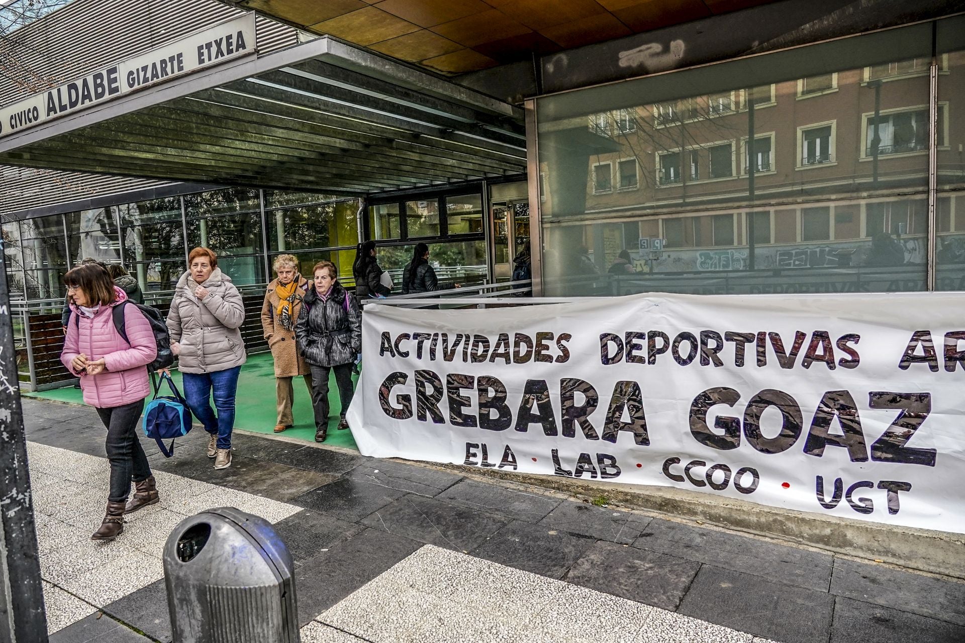 Pancarta anunciando la huelga en las actividades deportivas en Aldabe