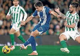 Guevara intenta dar un pase ante la presión de Isco en el triunfo del sábado#contra el Betis en el Villamarín.