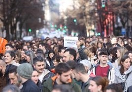 Miles de profesores recorren las calles de Bilbao.