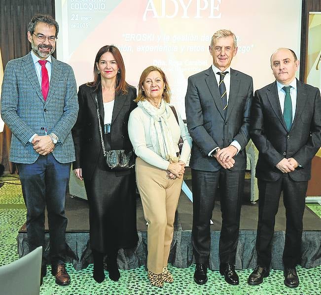 Carlos García Buendía, Olga Villa, Julia Diéguez, Juan Pedro Badiola y Pablo Iglesias.