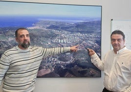 El alcalde (derecha), Eduardo Briones, y el edil de Urbanismo, Gaizka Gil, señalan dónde irá el ambulatorio.