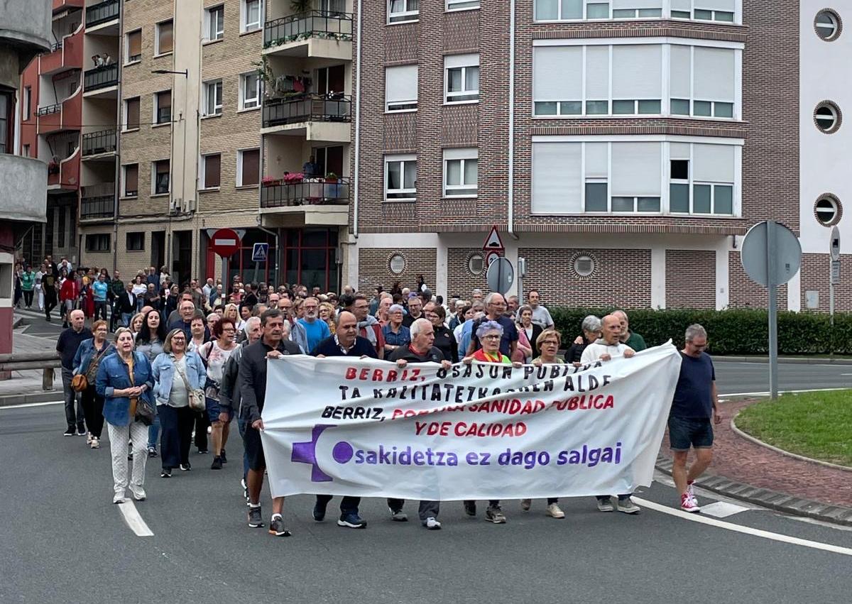 Imagen secundaria 1 - Distintas protestas del movimiento de pensionistas del Duranguesado