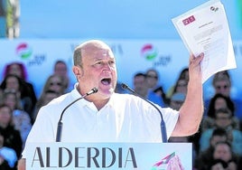 Ortuzar saluda a la militancia en el último Alderdi Eguna en las campas de Foronda.