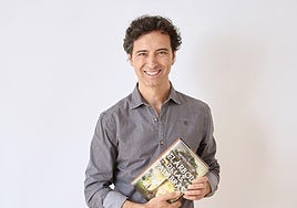 Andrés Pascual, con un ejemplar de su novela.