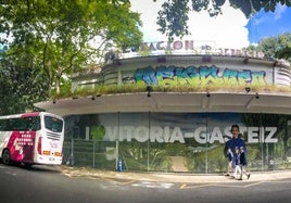 Aspecto que presenta ahora mismo el exterior de la vieja gasolinera de la calle Cadena y Eleta