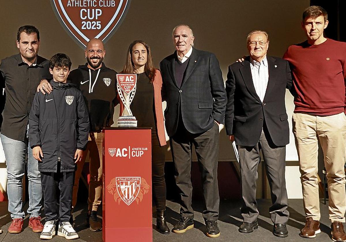 Representantes del Athletic y participantes en otras ediciones junto al trofeo de la AC Cup.