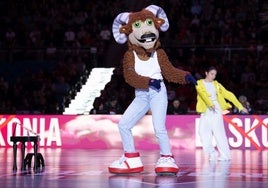 Aker realizó un tributo a Freddie Mercury.