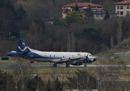 El avión cazahuracanes, despega de Loiu.